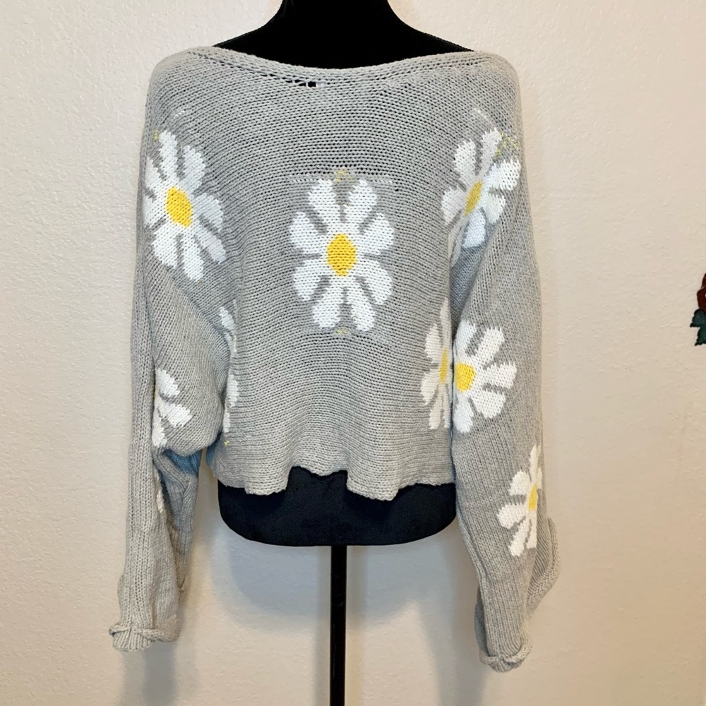 Storia Daisy Girl Cropped Sweater Bell Sleeves Gray White Yellow Size Medium - Picture 11 of 16